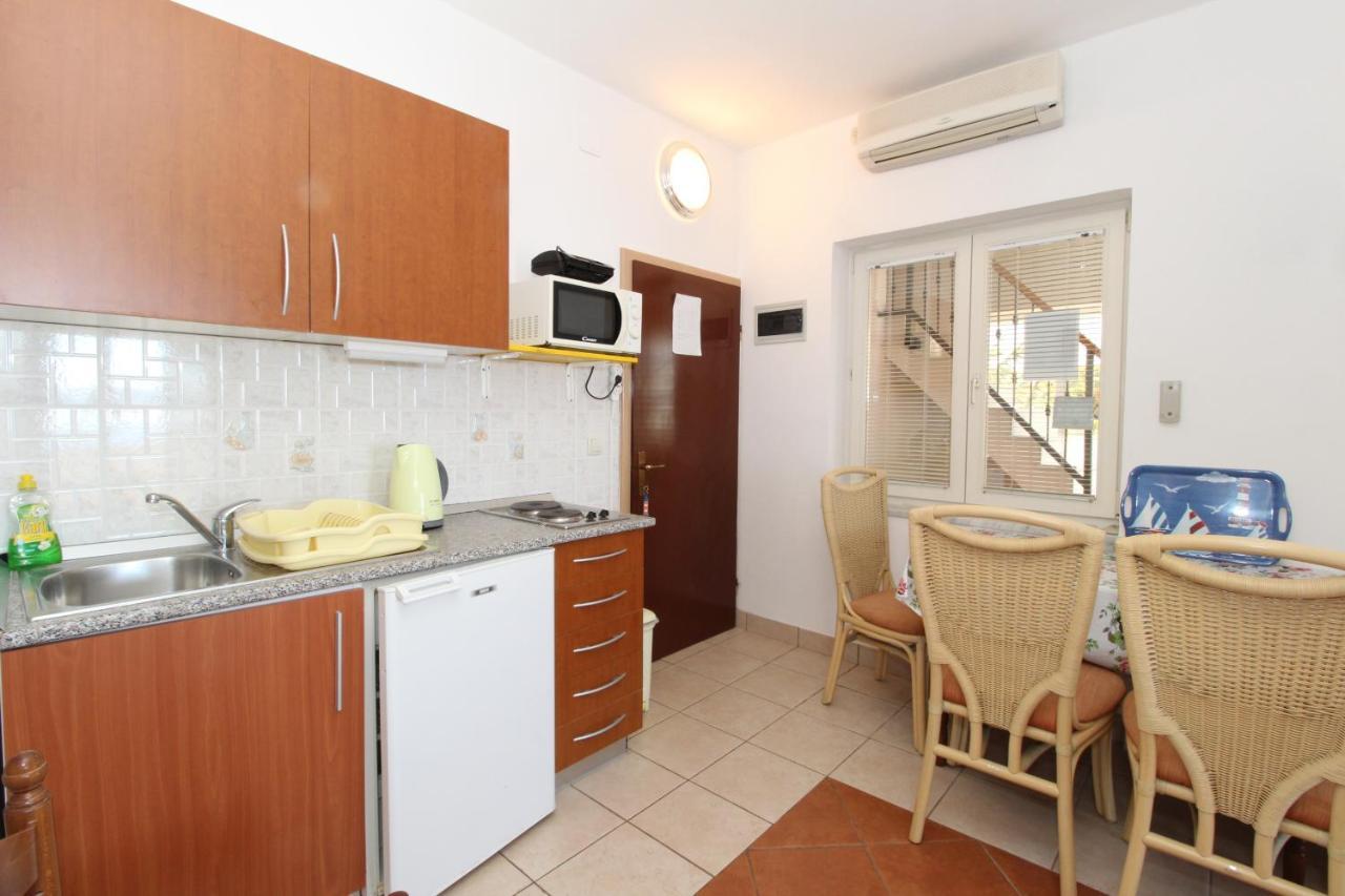 Apartments And Rooms With Parking Space Mandre, Pag - 6309 Kolan Exterior foto